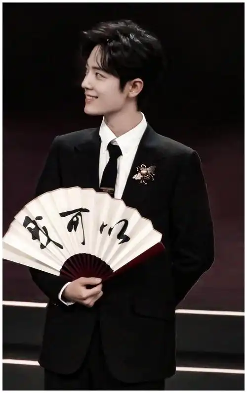 肖战蝉联微博king争议不影响人气黑色西装蜜蜂胸针抢眼