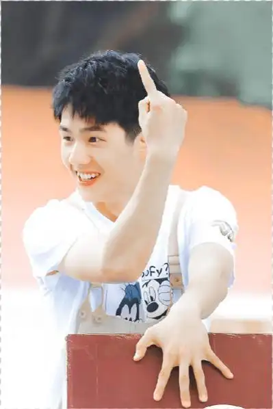 尤其是那对可爱的虎牙成为了刘昊然清秀面容的"点睛之笔",笑起来人畜