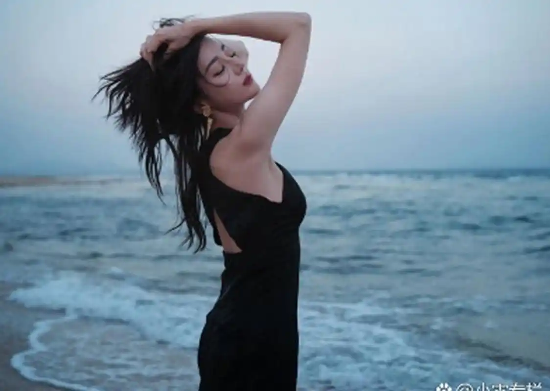 迪丽热巴沙滩背影照又上热搜啦,你们觉得好看在哪里呀