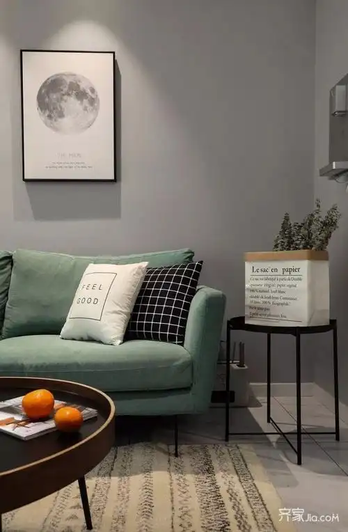 大量的灰色墙面安静的陪衬着墨绿色的沙发,灰色的窗帘布搭配墨绿色的