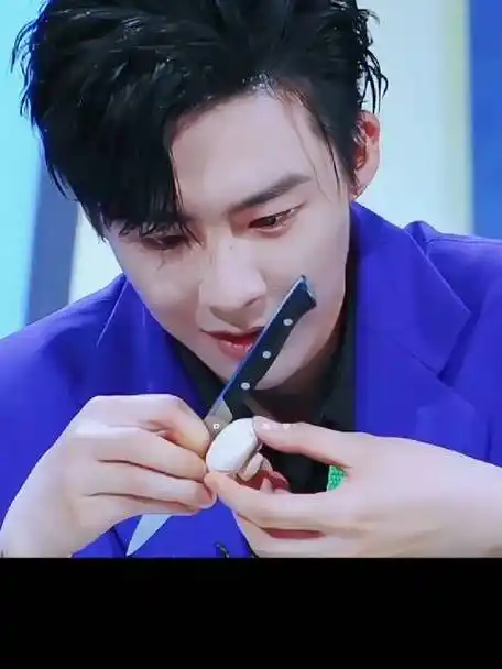 刘宇宁小时候上特长班学剪纸##刘宇宁春节馋家里包的饺子##春晚群星