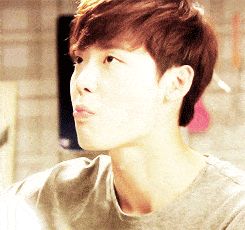 明星李钟硕嘟嘴亲吻卖萌gif动图_动态图_表情包下载_soogif