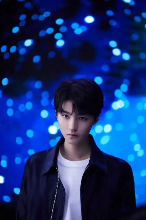 王俊凯,晚安#静谧浪漫的迷人夜幕悄然降临,水面倒映的光影如梦似幻