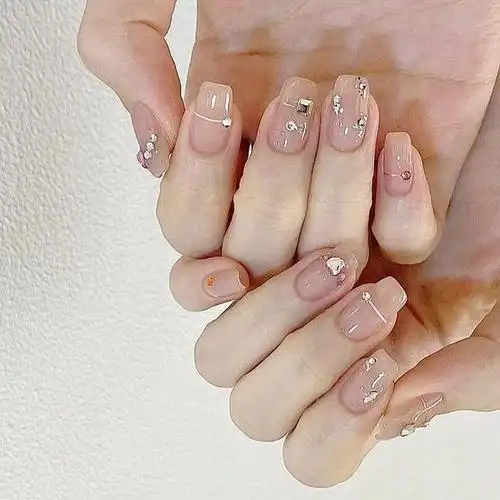 今天嘟嘟瓜小编给大家带来的是超级适合夏天的冰透美甲,准备约会的