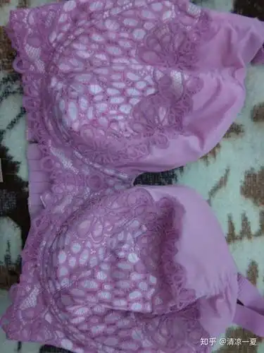 胸大的女生如何穿搭或选择内衣才显得不那么臃肿?