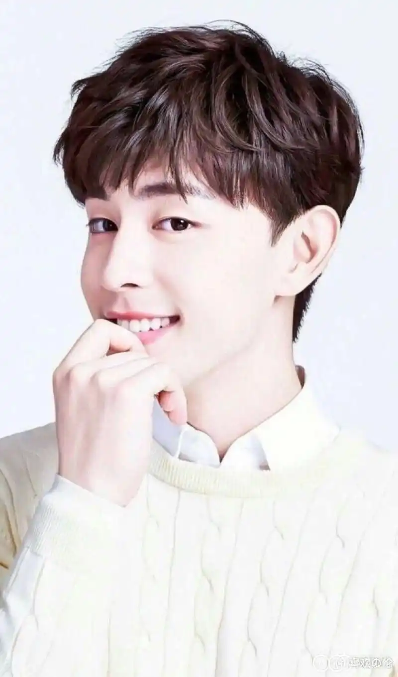 邓伦的微笑有种超能力,感染了很多人,已经成为了大家微笑的楷模