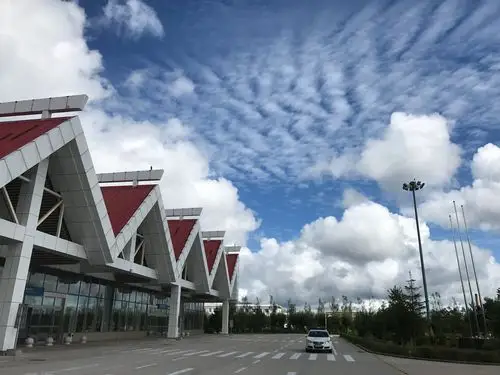 到达长白山机场.这是个小机场,刚从南方飞过来,会有点冷.