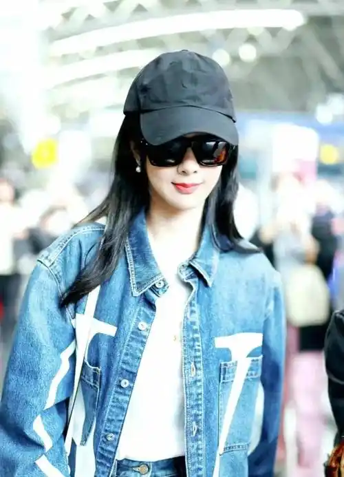 杨紫赴巴黎时装周,身穿牛仔套装搭配高筒靴,时尚活力十足_外套_靴子