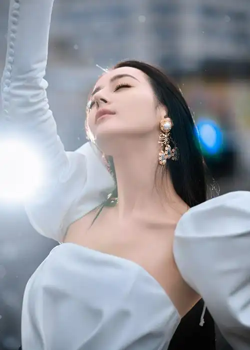 迪丽热巴身着白色泡泡裙优雅迷人