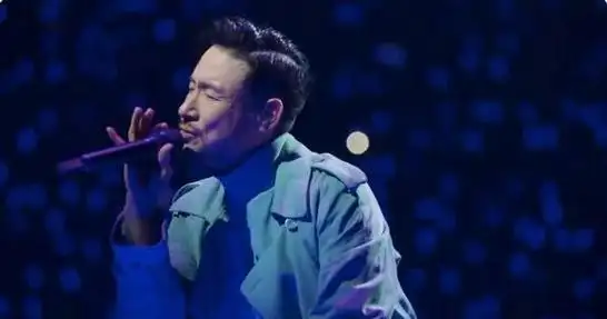 他对高音的把握充满情感和力量,无论是在直播还是在多年的常规演唱会
