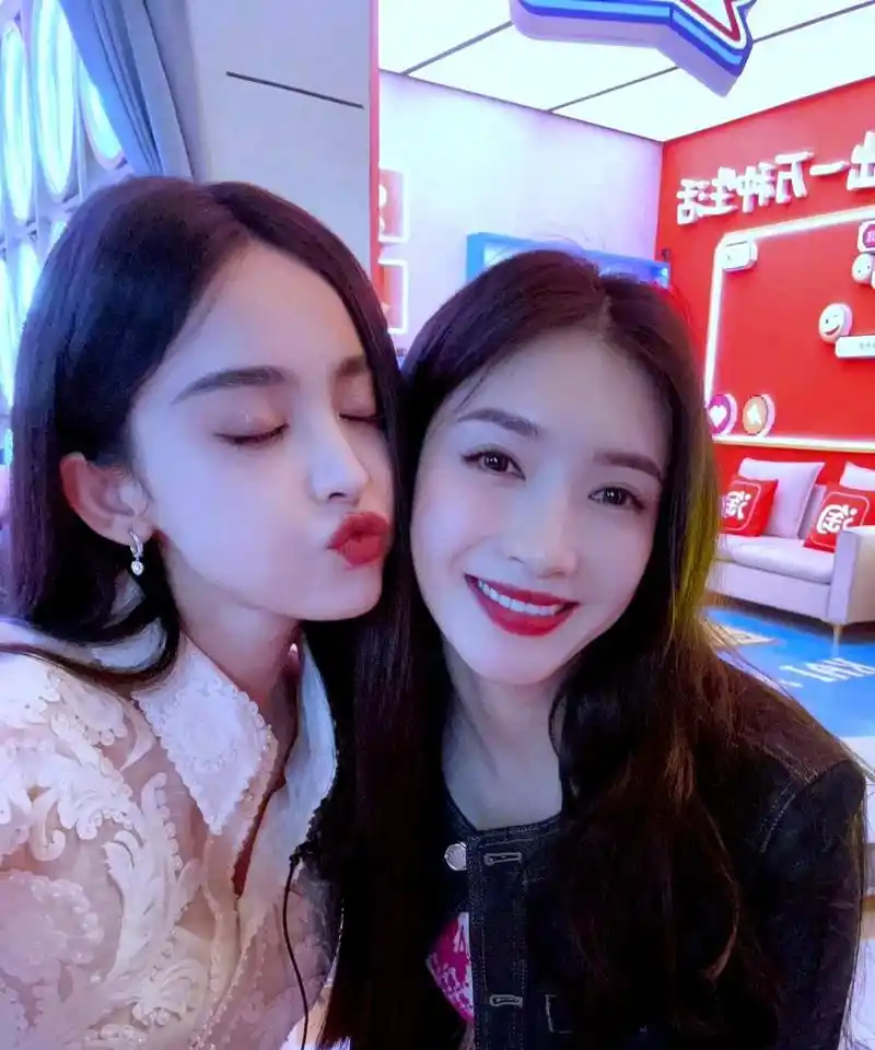 古力娜扎和江疏影的关系非常亲密,而且两人的脸型相似.