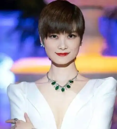 眼前一亮[详细]2021-05-31 15:42:0369标签:(0)|刘雨昕"临摹"李宇春