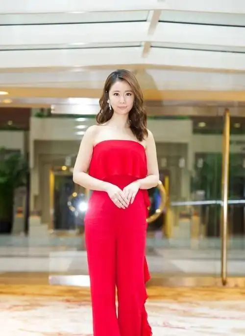 林心如真是越老越优雅,穿蕾丝连体裤配齐肩卷发,满满女人味|阔腿裤