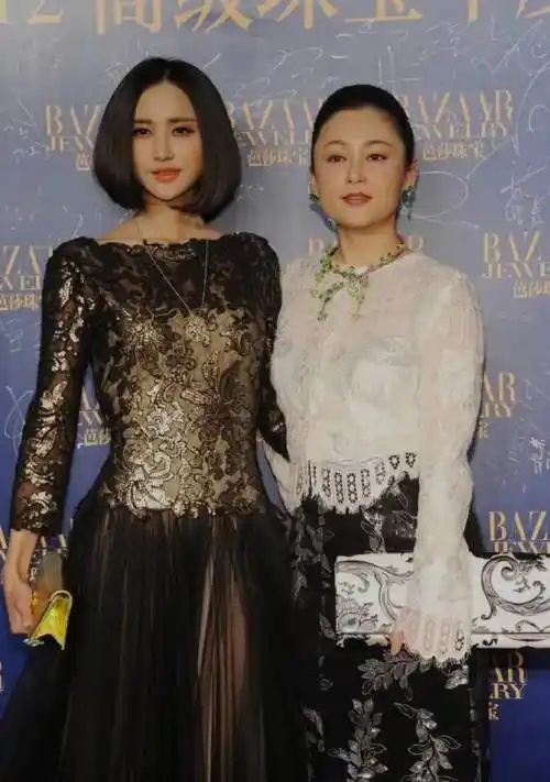 54岁陈红同框41岁张歆艺输了年龄却赢了气质一个优雅一个生硬