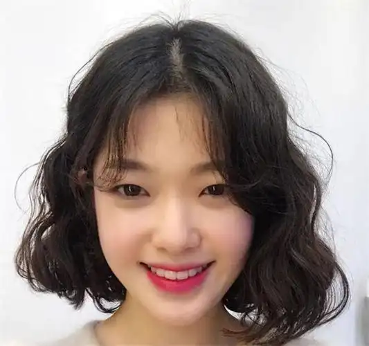 斜刘海给人很女神的气质哦,加上头发的长度以及卷发的烫发效果看起更