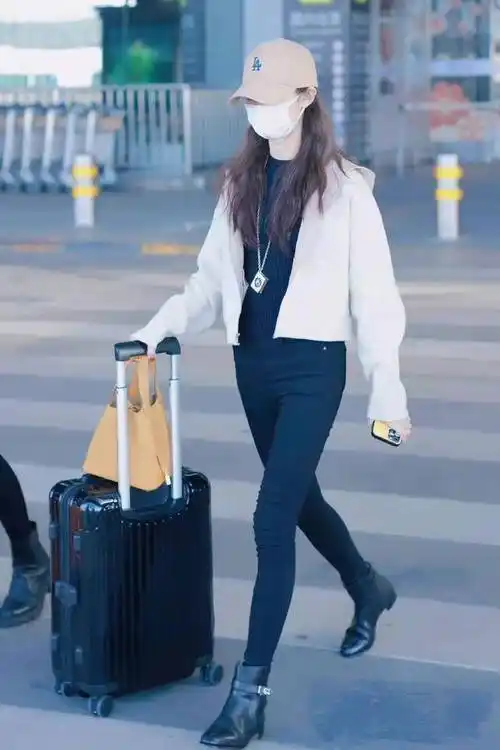 陈钰琪机场出镜白色外套搭配紧身牛仔裤铅笔腿太迷人