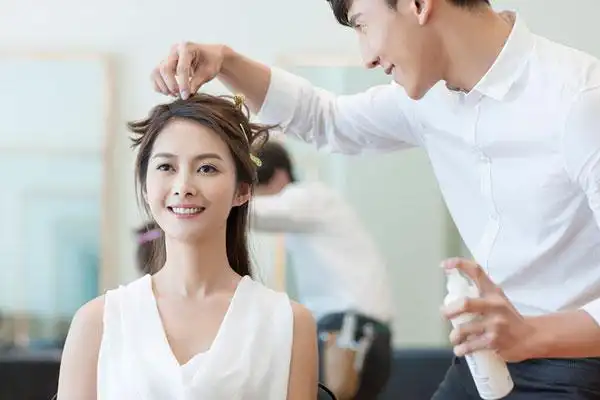 发型师为女顾客设计发型
