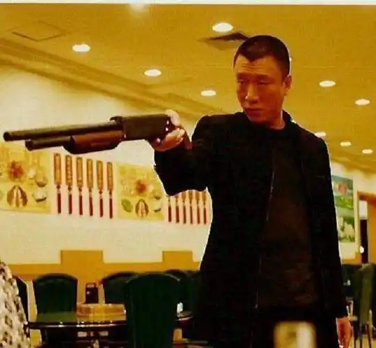 孙红雷--刘华强张扬的霸气,一个杀人抢劫的凶手也可以让观众为之着迷.