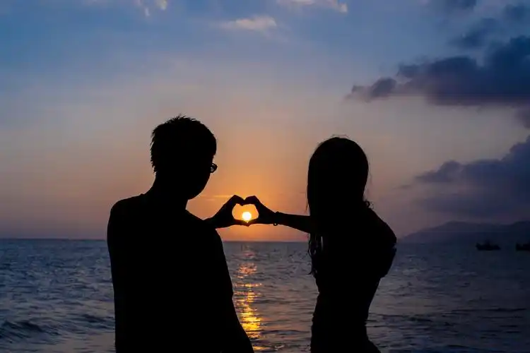 三亚海滩剪影人像