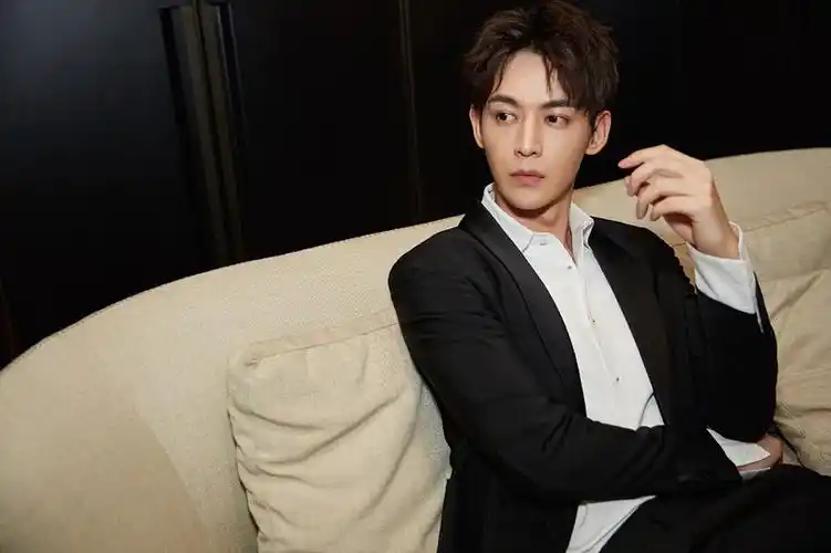 罗云熙半是蜜糖半是伤西装造型帅翻2020年这10位霸道总裁你期待谁