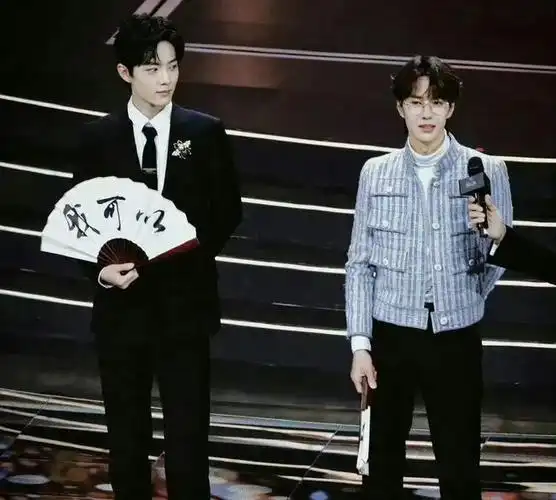 汪小菲醉酒家暴儿女王一博肖战破冰二搭黄子韬徐艺洋分手了贾玲遭男