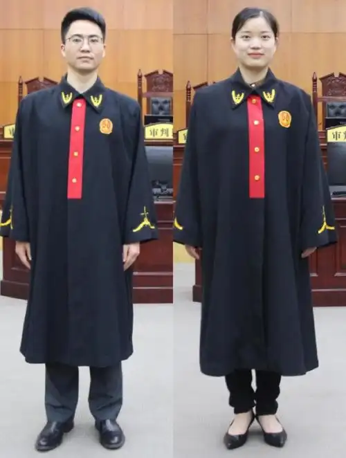 法官在下列场合可以穿着法官袍:(一)出席重大外事活动;(二)出席重大