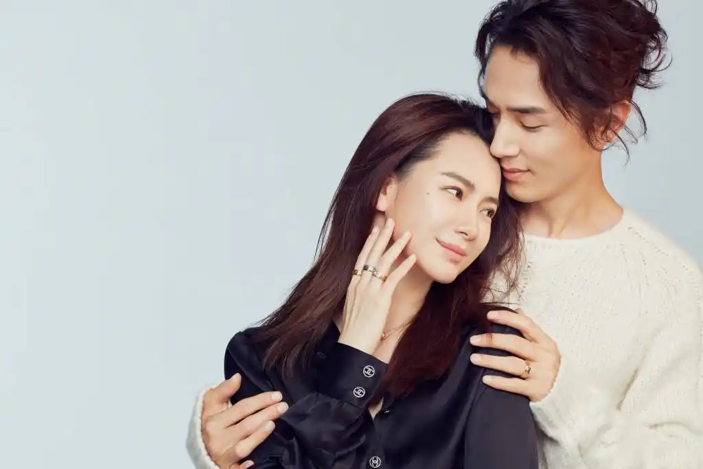 李承铉戚薇"撒狗粮" 庆祝纪念结婚四周年