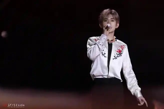 易烊千玺超话#易烊千玺十稔终章皆成序#·230806十周年演唱会·回首