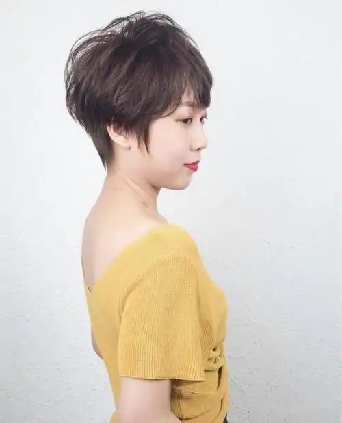 2020流行露耳超短发