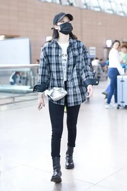 欧阳娜娜现身机场灰色格纹衬衫配运动裤潇洒大方中性风十足