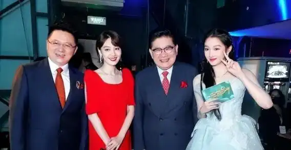 回顾央视主持王冠与曹可凡传绯闻被父母催婚如今她结婚了吗