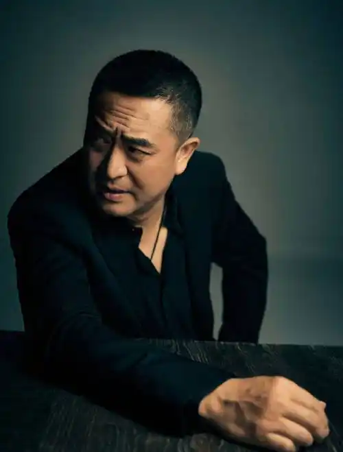 男人到了四五十岁,发型尽量少留寸头,长发,换成这些更帅气减龄_男士