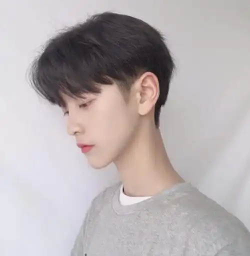 ok了,但现在的小男孩发型就要讲究多了,周边的头发需要推出渐变的效果