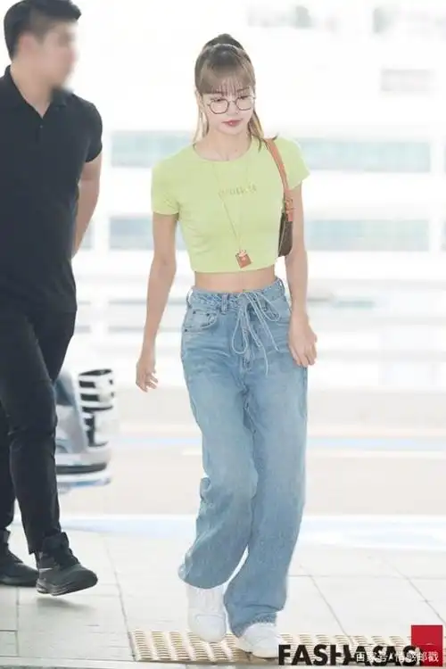 lisa的个人资料显示,她的身高166.5厘米,体重88斤.小莎真是太瘦了.