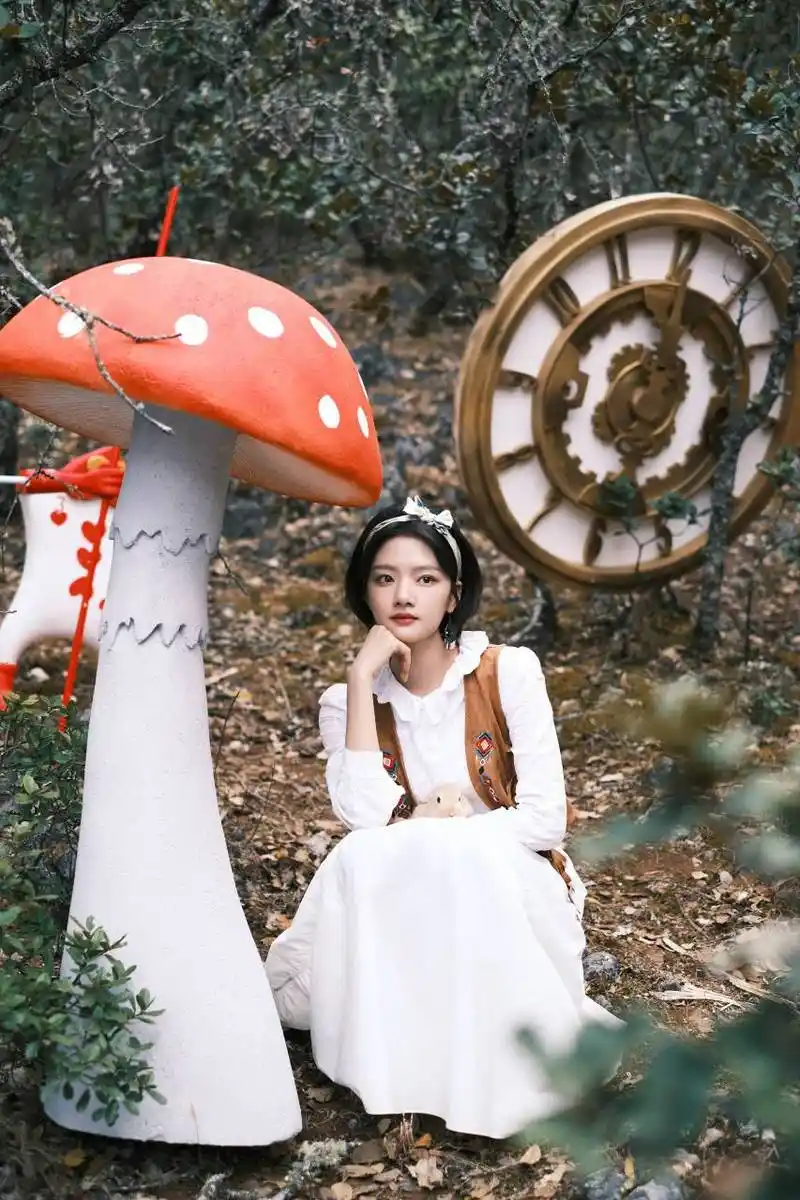 在一个颁奖典礼,周笔畅见到张国立主动打招呼,张国立问自己助理这是