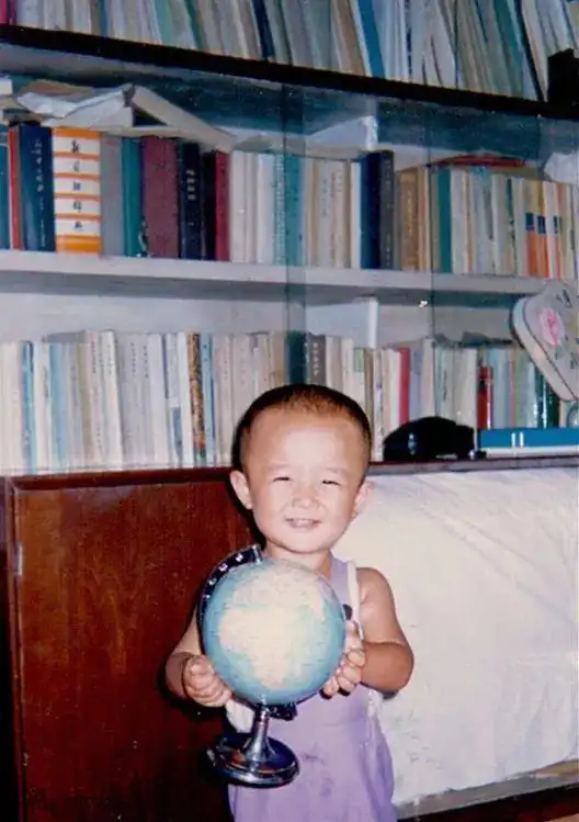 张艺兴小时候是吃了可爱多吗?邓超小时候已经很喜欢搞怪.