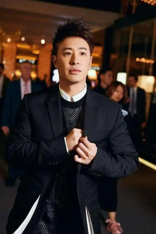 潘玮柏晒搞怪自拍,否认结婚女友怀孕,并称如果真的会和大家分享