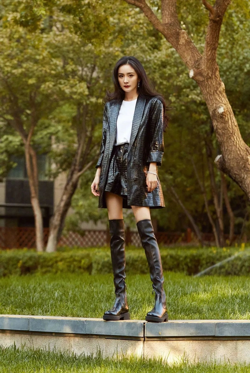 张天爱衣服品味不是吹的,穿皮衣搭配工装裤简约高级,漂亮大方