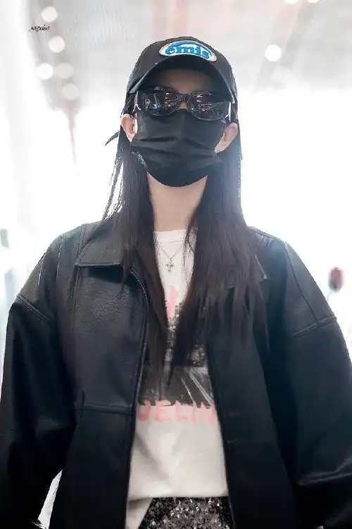 徐璐机场私服造型分享皮质外套搭配亮片短裙又酷又飒,白色内搭简单且