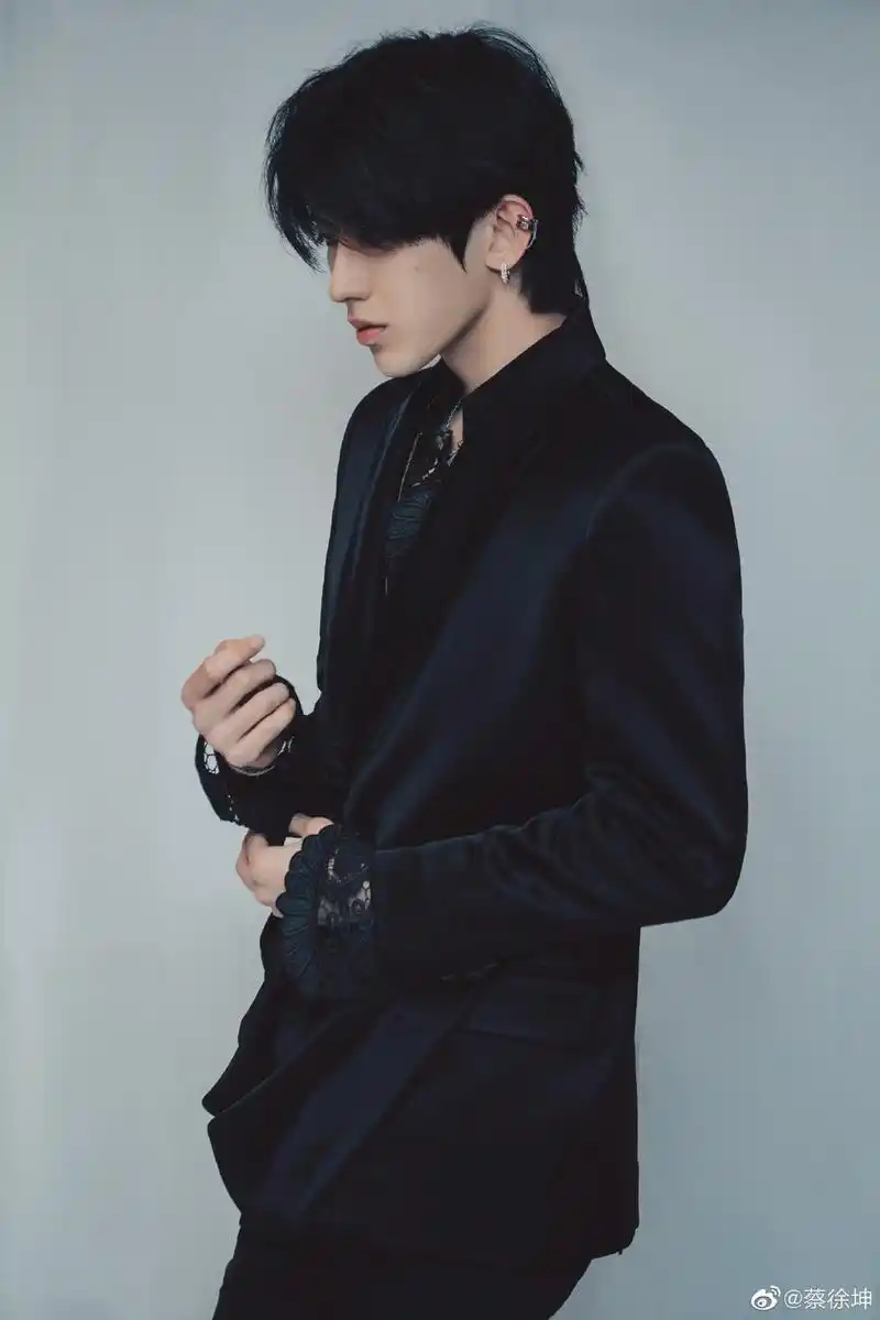 蔡徐坤穿黑色绸缎西装浪漫优雅 咬玫瑰花似矜贵王子
