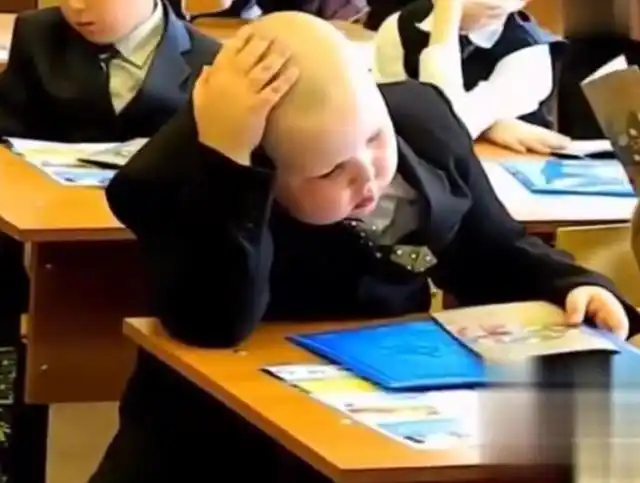 8岁光头小男孩走红看到他的颜值后网友未来的大佬