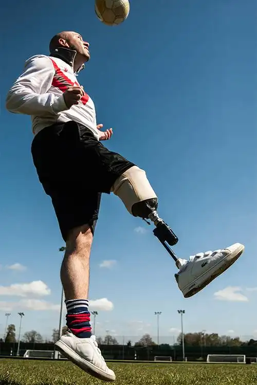 高减震功能增加行走时的舒适感;自主研发 "万向踝,万向脚"假肢,让假肢