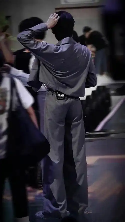 宋亚轩elle八月刊封面背影预告,没人不爱宽肩窄腰的大帅哥!