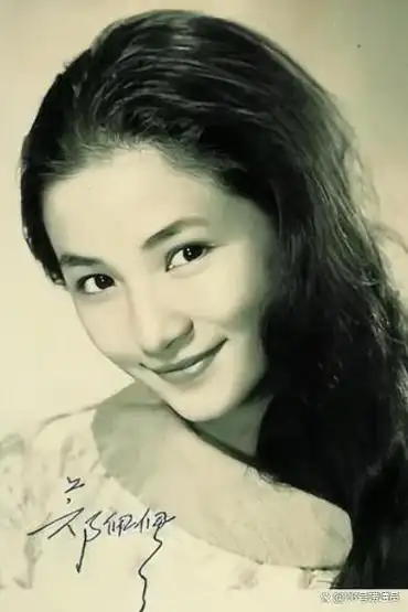 脑海中或许会浮现出电影中端庄的老夫人形象,然而她年轻时却是当时备