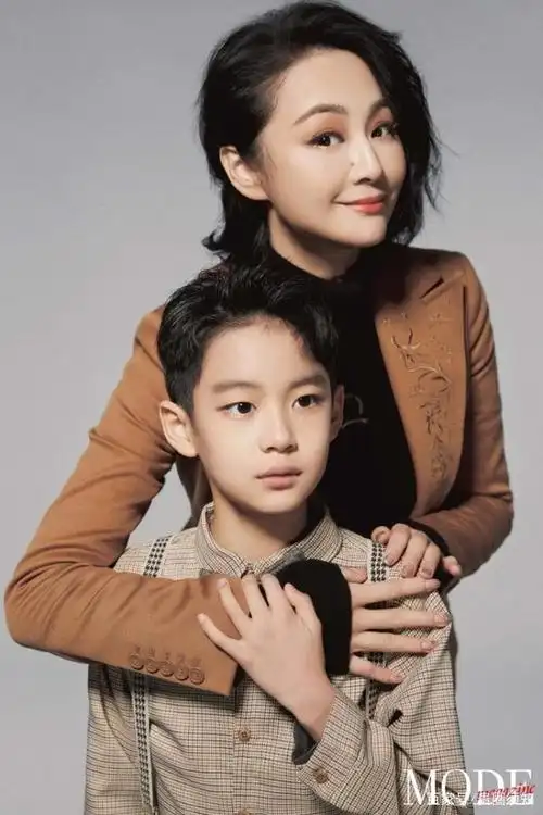 曹颖亲子大片上线,9岁儿子颜值超高,50岁瞿颖职业笑容显僵硬