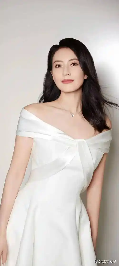 "高圆圆,黑发如瀑白裙飘逸,气质女神展现卓越风姿!