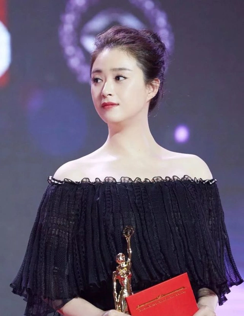 肩宽骨架大的张雨绮,蒋欣真敢穿!性感大v领和一字肩,轻松驾驭