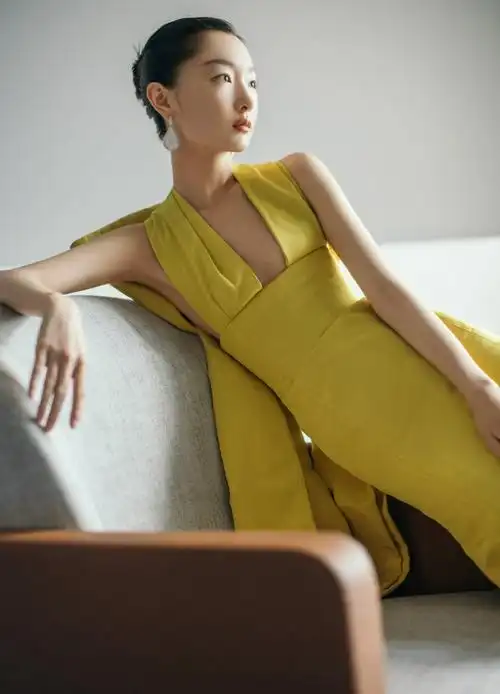 周冬雨穿明黄色礼服 背后蝴蝶结优雅大气