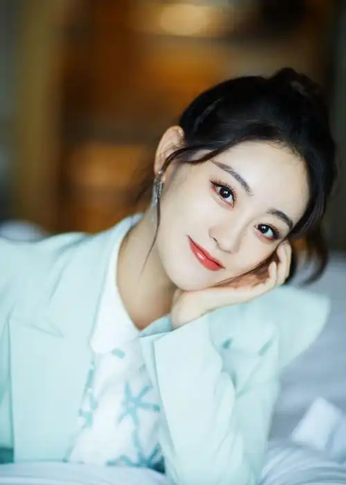 祝绪丹一身浅豆沙绿套装搭配清爽马尾阳光又俏皮甜美极了