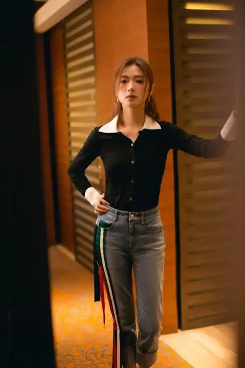 清凉又大气,高腰的款式也是非常能够展现出万茜的好身材,同时,紧身的